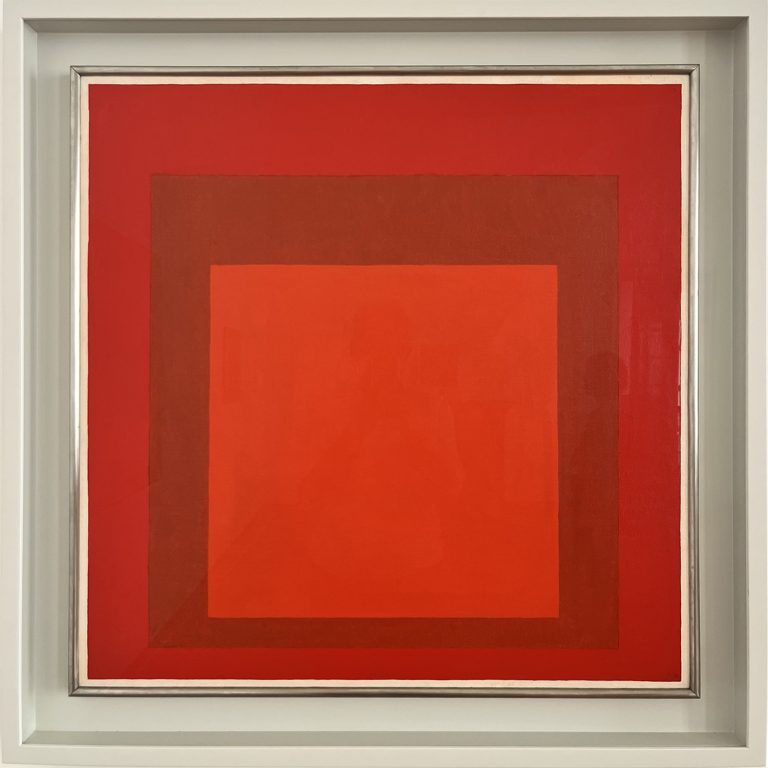 Homage to the Square di Josef Albers con quadrati concentrici nei toni del rosso e dell’arancio.